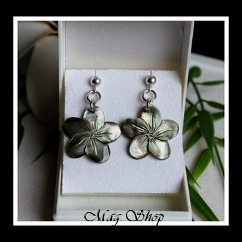 Tekava  Boucles Fleurs Hibiscus Nacre de Tahiti Modèle 5 MAG.SHOP