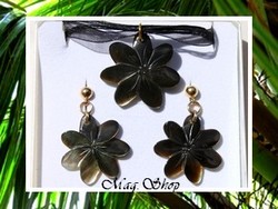 Marquises Collection / Parure Tekava Fleurs de Tiaré / Boucles Gold Filled Nacres 2.5cm / Collier: Nacre de Tahiti 3cm Cordons Noirs / Parure Reflets Foncés (photos non contractuelles)