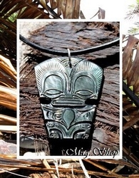 Moana Collection / Collier TIKI Temanava Marquisien Nacre de Tahiti H:4cm Reflets Foncés / Cuir Noir (photos non contractuelles)