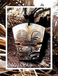 Moana Collection / Collier TIKI Temanava Marquisien Nacre de Tahiti H:4cm Reflets Mi-Teintes Clairs/Marrons / Coton Noir Taille Réglable (photos non contractuelles)