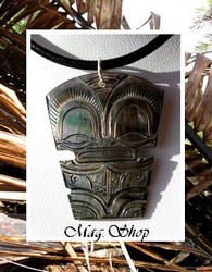 Moana Collection / Collier TIKI Temanava Marquisien Nacre de Tahiti H:4cm Reflets Ocres Foncés/Colorés / Cuir Noir (photos non contractuelles)