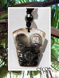 Moana Perles Collection / Collier TIKI Tirikava Marquisien Nacre de Tahiti 4cm Reflets Clairs/Ocres & Perle Semi-Baroque de Tahiti 11.55mm/D Gris Foncés / Coton Noir (photos non contractuelles)