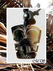 Moana Perles Collection / Collier TIKI Tirikava Marquisien Nacre de Tahiti H:4cm & Perle Cerclée de Tahiti 9.35mm/C+ Reflets Gris/Verts / Coton Noir Taille Réglable (photos contractuelles)