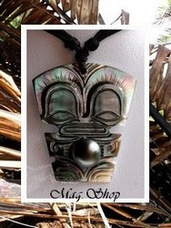 Moana Perles Collection / Collier TIKI Tirikava Marquisien Nacre de Tahiti H:4cm & Perle Ronde de Tahiti 9.05mm/C Gris/Verts Foncés / Coton Noir (photos non contractuelles)
