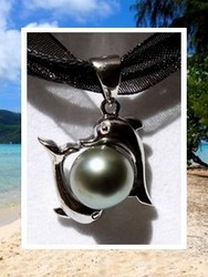 Silver Sea Collection / Collier 2 Dauphins Tematangi / Pendentif Argent Rhodié 925 (2.85g) / Perle Ronde de Tahiti 9.70mm/C+ Gris/Verts Clairs / Cordons Couleur Noir (photos non contractuelles)