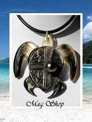 Moana Perles Collection / Collier Tortue Temehani Marquisienne / Nacre de Tahiti 3.5cm & Demie-Perle de Tahiti 8mm/B Reflets Noirs / Cordon Noir (photos non contractuelles)