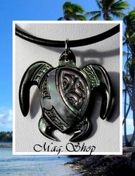 Moana Collection / Collier Tortue Temehani Marquisienne H:3.4cm Nacre de Tahiti Reflets Foncés / Cuir Noir (photos non contractuelles)
