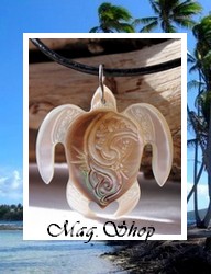 Moana Collection / Collier Tortue Temehani Vagues Marquisiennes 3.5cm Nacre de Tahiti Reflets Clairs/Ambrés Colorés / Cuir Noir (photos contractuelles)