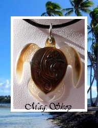 Moana Collection / Collier Tortue Temehani Vagues Marquisiennes 3.5cm Nacre de Tahiti Reflets Clairs/Ocres Foncés Colorés / Cuir Noir (photos non contractuelles)