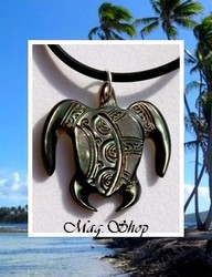 Moana Collection / Collier Tortue Temehani Marquisienne Nacre de Tahiti 3.4cm Reflets Foncés / Cordon Noir (photos non contractuelles)