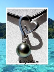 Silver Sea Collection / Pendentif Coeur Tenarunga Argent Rhodié 925 (0.97g) 3 Zircons / Perle Ronde 8.65mm/B Reflet Verts / Cordon Noir (photos non contractuelles)
