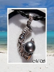 Fenua Collection / Collier Hameçon Tiki Tenoko Marquisien H:4cm / Pendentif Argent Rhodié 925 (3.40g) & Perle Ronde de Tahiti 9.40mm/C+ Gris Clairs/ Cuir Tréssé Noir (photos non contractuelles)