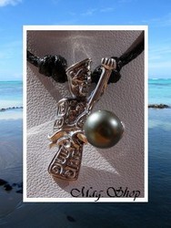 Fenua / Collier Tiki Terauhere Rame de Vaa' Marquisienne Hauteur: 3.5cm / Pendentif Argent Rhodié 925 (4.70g) / Perle Ronde de Tahiti Taille 9.70mm/C+ Reflets Gris/Verts Foncés(photos contractuelles)