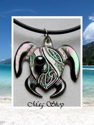 Moana Perles Collection / Collier Tortue Terenui Marquisienne / Nacre de Tahiti 5cm & Demi-Perle Semi-Baroque de Tahiti 9.80mm/C Couleurs Noirs / Cordon Noir (photos non contractuelles)