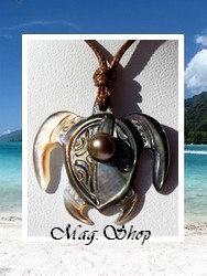 Moana Perles Collection / Collier Tortue Terenui Marquisienne / Nacre de Tahiti 3.5cm & Demie-Perle Semi-Baroque de Tahiti 7.50mm/C+ Reflets Ocres / Coton Couleur Coco (photos contractuelles)