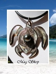 Moana Perles Collection / Collier Tortue Terenui Marquisienne / Nacre de Tahiti 3.5cm & Demie-Perle Semi-Baroque de Tahiti 8.20mm/C+ Reflets Gris/Verts / Cordon Noir (photos non contractuelles)