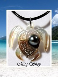 Moana Perles Collection / Collier Tortue Terenui Marquisienne / Nacre de Tahiti 3.5cm & Demie-Perle Semi-Baroque de Tahiti 9.25mm/C+ Reflets Gris/Verts / Cordon Noir (photos contractuelles)
