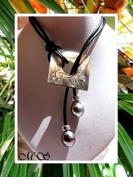 Lagon Collection / Collier Tetiaora Vagues Nacre 2.5cm & 2 Perles Semi-Baroques de Tahiti 9.60mm/C+ Reflets Gris Clairs & Gris Bleus / Cuir Noir (photos non contractuelles)