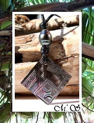 Moana Collection / Collier Tetouara Marquisien / Nacre de Tahiti 3.4cm Foncés & Perle Cerclée de Tahiti 9mm/C Gris/Verts Foncés / Coton Noir ( photos contractuelles)