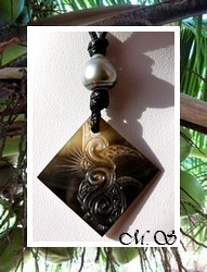 Moana Collection / Collier Tetouara Marquisien Vagues / Nacre de Tahiti 3.5cm Ocres Colorés & Perle Cerclée de Tahiti 10.6mm/B+ Gris/Verts Clairs / Coton Noir ( photos contractuelles)