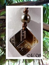 Moana Collection / Collier Tetouara Marquisien / Nacre de Tahiti 3.3cm Ocres/Marrons & Perle Semi-Baroque de Tahiti 11.20mm/C Gris/Verts / Coton Couleur Coco ( photos contractuelles)