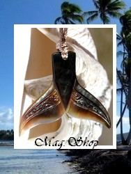 Moana Collection / Collier Queue de Baleine Tetuanui Marquisienne 3.8cm / Nacre de Tahiti Reflets Ocres Colorés / Taille Réglable Bois Doré ( photos non contractuelles)