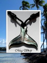 Moana Collection / Collier Queue de Baleine Tetuanui Marquisienne 3.7cm / Nacre de Tahiti Reflets Foncés/Colorés / Taille Réglable Coton  Noir ( photos non contractuelles)