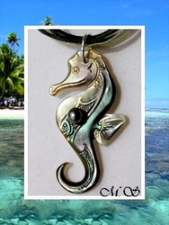 Archipel Collection / Collier Hippocampe Tevahine Nacre de Tahiti H:3.8cm Reflets Dorés/Foncés/Colorés & Perle Keishi de Tahiti 4.50mm/A Reflets Gris / Cordons Couleur Kaki (photos non contractuelles)