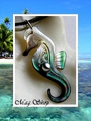 Archipel Collection / Collier Hippocampe Tevahine Nacre de Tahiti H:4cm Reflets Dorés/Verts Foncés & Perle Keishi de Tahiti 4.50mm/A Reflets Gris / Cordons Couleur Kaki (photos non contractuelles)