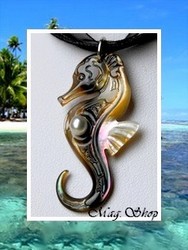 Archipel Collection / Collier Hippocampe Tevahine Marquisien Nacre de Tahiti 4cm Ocres/Foncés/Colorés & Keishi de Tahiti 5.25mm/A Reflets Clairs / Cordons Couleur Noir (photos non contractuelles)