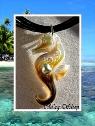 Archipel Collection / Collier Hippocampe Tevahine Vagues Nacre de Tahiti H:4cm Reflets Dorés/Ocres & Perle Keishi de Tahiti 5.20mm/A Reflets Verts / Cordons Couleur Noir (photos non contractuelles)