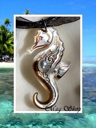 Archipel Collection / Collier Hippocampe Tevahine Vagues Nacre de Tahiti H:4cm Reflets Ocres colorés & Perle Keishi de Tahiti 5.20mm/A Reflets Clairs / Cordons Couleur Noir (photos non contractuelles)