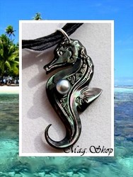 Archipel Collection / Collier Hippocampe Tevahine Marquisien Nacre de Tahiti 4cm Foncés Colorés & Perle Keishi Ovale de Tahiti 6mm/A Reflets Blancs / Cordons Noirs (photos non contractuelles)