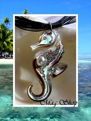 Archipel Collection / Collier Hippocampe Tevahine Vagues Nacre de Tahiti H:4cm Reflets Clairs/Ocres & Perle Keishi de Tahiti 5mm/A Reflets Clairs / Cordons Couleur Noir (photos non contractuelles)