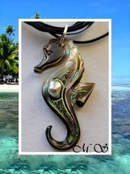 Archipel Collection / Collier Hippocampe Tevahine Marquisien Nacre de Tahiti 4cm Foncés/Coloré & Perle Keishi de Tahiti 5.5mm/A Reflets Clairs / Cordons Couleur Noir (photos non contractuelles)
