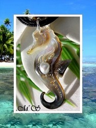 Archipel Collection / Collier Hippocampe Tevahine Vagues Nacre de Tahiti H:4.5cm Ocres & Perle Keishi de Tahiti 6.15mm/A Reflets Champagnes / Cordons Couleur Noir (photos non contractuelles)