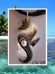 Archipel Collection / Collier Hippocampe Tevahine Nacre de Tahiti H:4cm Foncés/Marrons Colorés & Perle Keishi de Tahiti 5.25mm/A Reflets Clairs / Cordons Couleur Noir (photos non contractuelles)