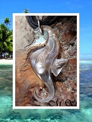 Archipel Collection / Collier Hippocampe Tevahine Nacre de Tahiti H:4cm Ocres/Marrons & Perle Keishi Baroque de Tahiti 5.30mm/A Reflets Blancs / Cordons Couleur Noir (photos contractuelles)