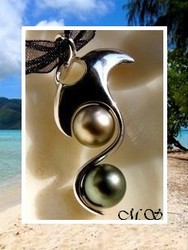 Silver Sea / Collier Raie Tevaiana Toi & Moi / Pendentif Argent Rhodié 925 (3.91g) / 2 Perles Rondes de Tahiti 8.50mm-B/C Reflets Ocres/Clairs & Verts / Cordons Noirs (photos non contractuelles)