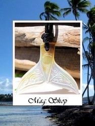 Moana Collection / Collier Queue de Baleine Tetuanui Marquisienne 3cm / Nacre de Tahiti Reflets Clairs/Ambres / Taille Réglable Coton Noir ( photos non contractuelles)