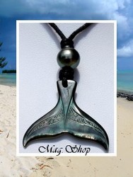 Moana Collection / Collier Queue de Baleine Tevairoa Marquisienne / Nacre de Tahiti 3.3cm Foncés & Perle S-B de Tahiti 10.45mm/C+ Verts Foncés / Coton Noir ( photos non contractuelles)