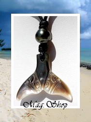 Moana Collection / Collier Queue de Baleine Tevairoa Marquisienne / Nacre de Tahiti 3cm Ocres/Colorés & Perle Semi-Baroque de Tahiti 9.75mm/C+ Gris/Noirs / Coton Noir ( photos contractuelles)