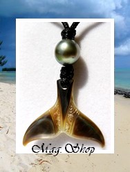 Moana Collection / Collier Queue de Baleine Tevairoa Marquisienne / Nacre de Tahiti 3cm Ocres Foncés & Perle Semi-Baroque de Tahiti 9.30mm/A Verts d'Eau / Coton Noir ( photos non contractuelles)