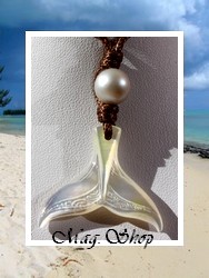 Moana Collection / Collier Queue de Baleine Tevairoa Marquisienne / Nacre de Tahiti 3cm Clairs & Perle Ronde de Tahiti 10.15mm/D Crèmes / Coton Couleur Coco ( photos contractuelles)