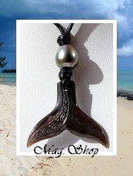 Moana Collection / Collier Queue de Baleine Tevairoa Marquisienne / Nacre de Tahiti 3cm Foncés Colorés & Perle Semi-baroque de Tahiti 10.35mm/C Gris/Verts Foncés / Coton Noir ( photos contractuelles)