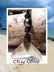Lagon Collection / Collier Queue de Baleine Tevairoa Marquisienne Nacre de Tahiti 3cm & Perle Drop de Tahiti 8.90mm/A Gris/Bleus/Verts/Aubergines Foncés / Coton Noir (photos non contractuelles)