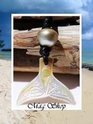 Moana Collection / Collier Queue de Baleine Tevairoa / Nacre de Tahiti 3cm Reflets Blancs/Ambres & Perle Semi-Baroque de Tahiti 12.80mm/C Champagnes / Coton Noir ( photos contractuelles)