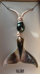 Moana Collection / Collier Queue de Baleine Tevairoa / Nacre de Tahiti 4cm Clairs/Ocres & Perle Semi-Baroque de Tahiti 11.1mm/C+ Verts Foncés / Coton Couleur Beige ( photos contractuelles)
