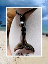 Moana Collection / Collier Queue de Baleine Tevairoa Marquisienne / Nacre de Tahiti 3cm Ocres/Colorés & Perle Semi-Baroque de Tahiti 9.40mm/C+ Verts / Coton Noir ( photos contractuelles)