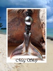 Moana Collection / Collier Queue de Baleine Tevairoa Marquisienne / Nacre de Tahiti 3cm Ocres/Colorés & Perle Semi-Baroque de Tahiti 9.40mm/C+ Verts / Coton Noir ( photos contractuelles)